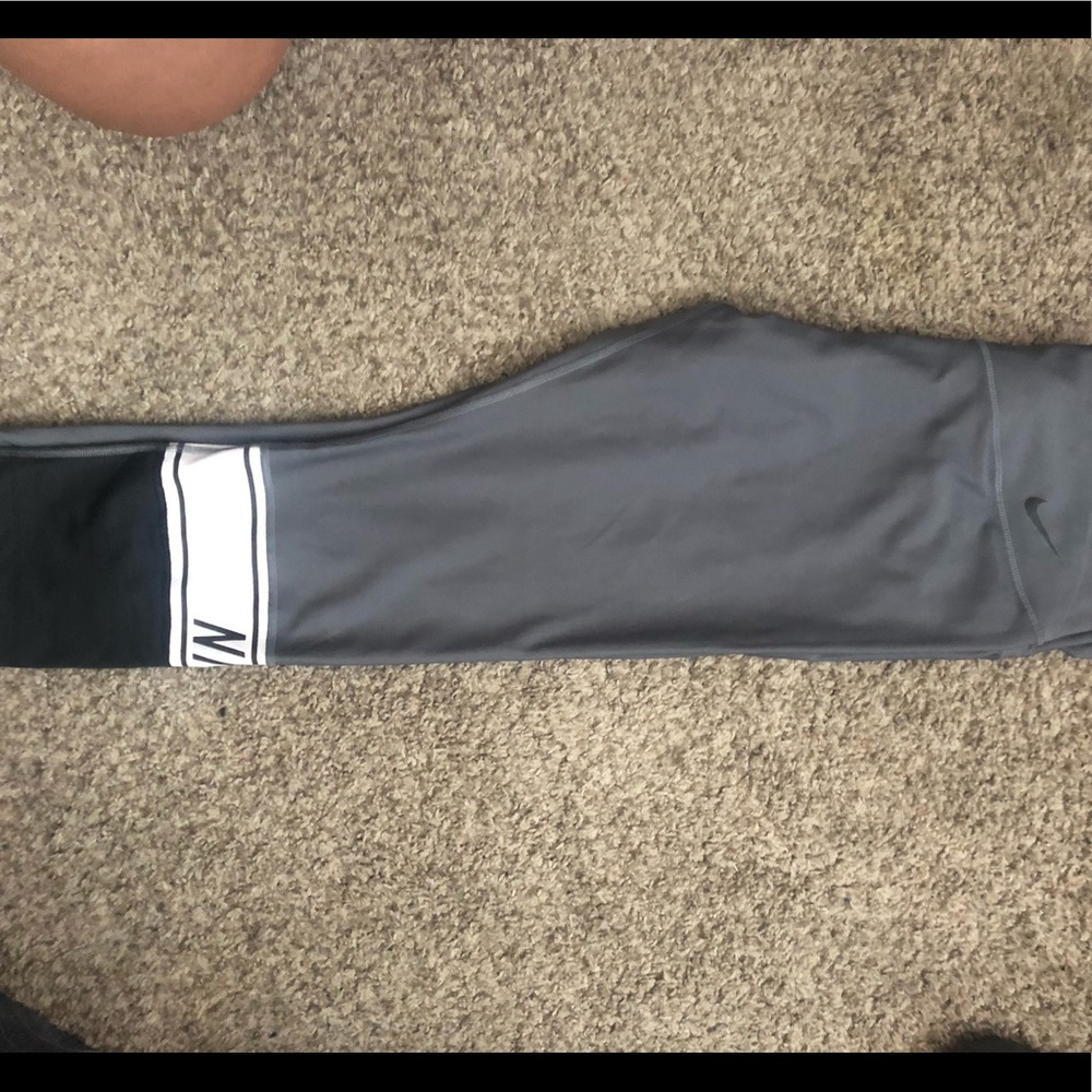 NIKE DRI-FIT CAPRI PANTS